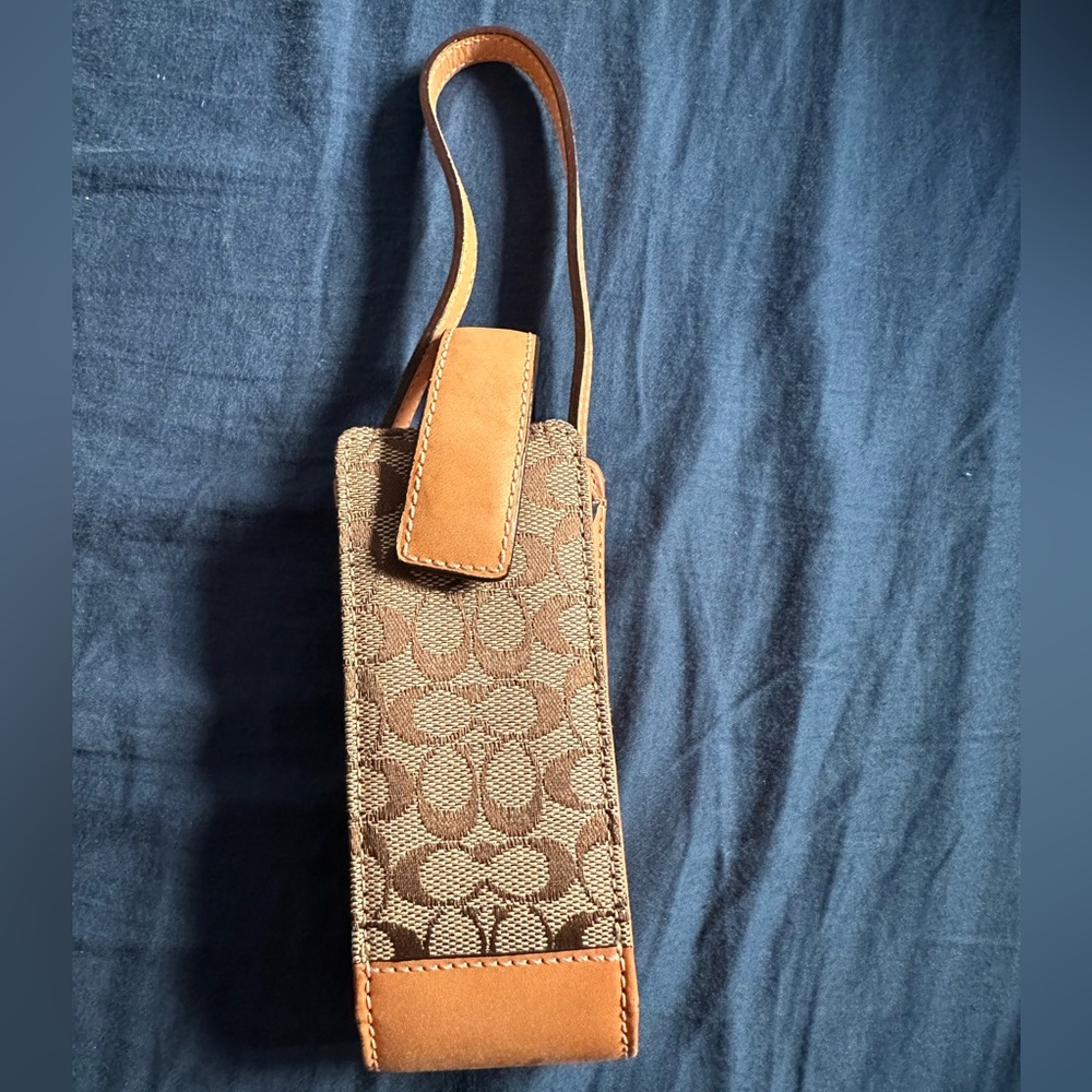 Vintage coach phone holder. Y2K!